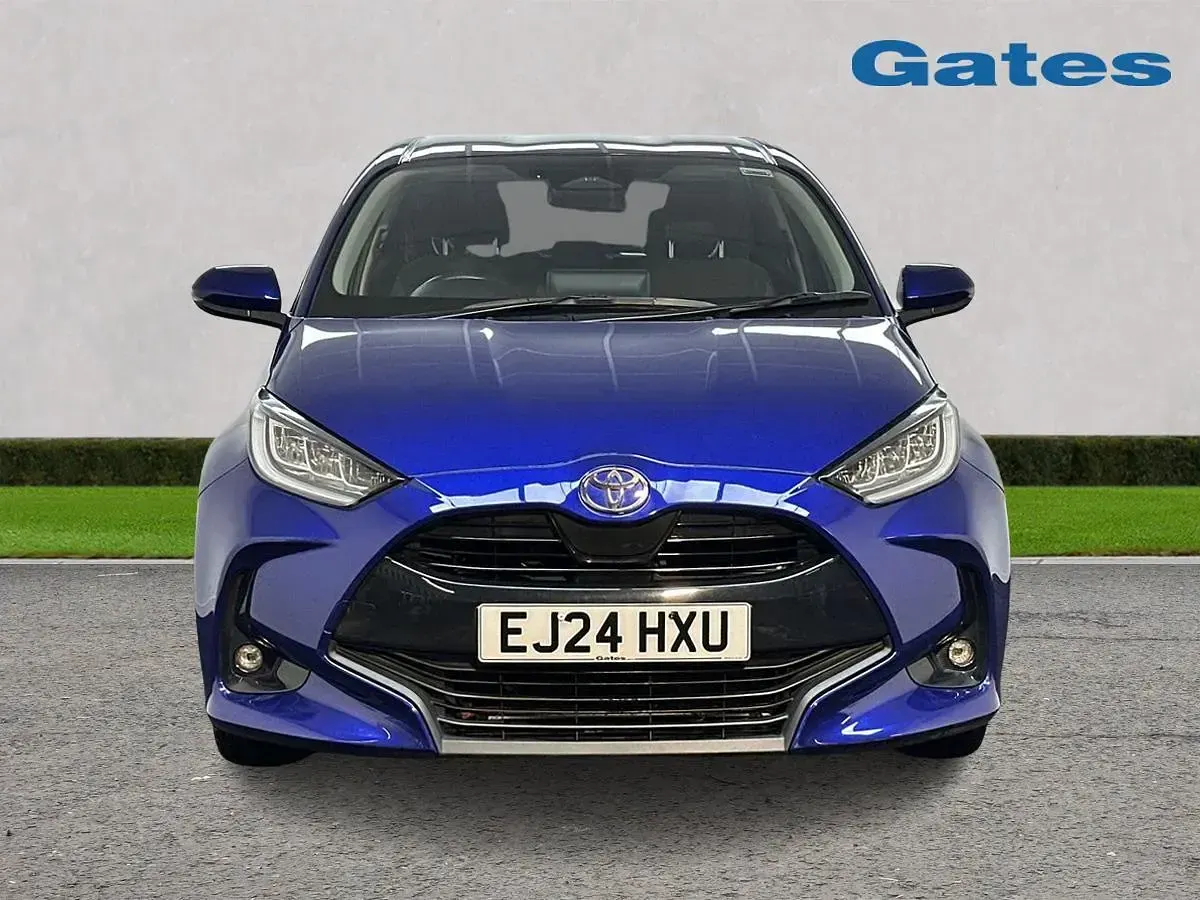 Begagnad Toyota Yaris Hybrid Design 2024 Blå Halvkombi