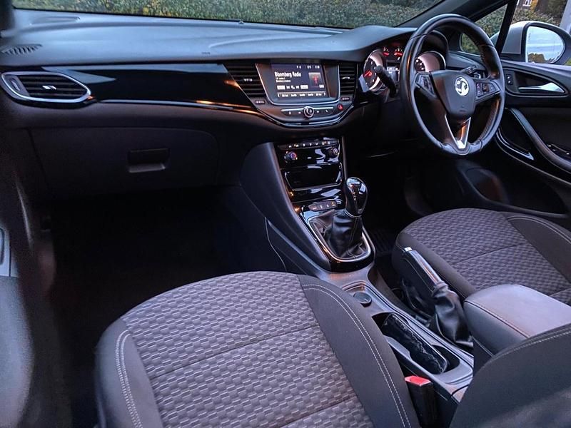 Used Vauxhall Astra SRi 105 HP (77 kW) 2017 Silver Hatchback