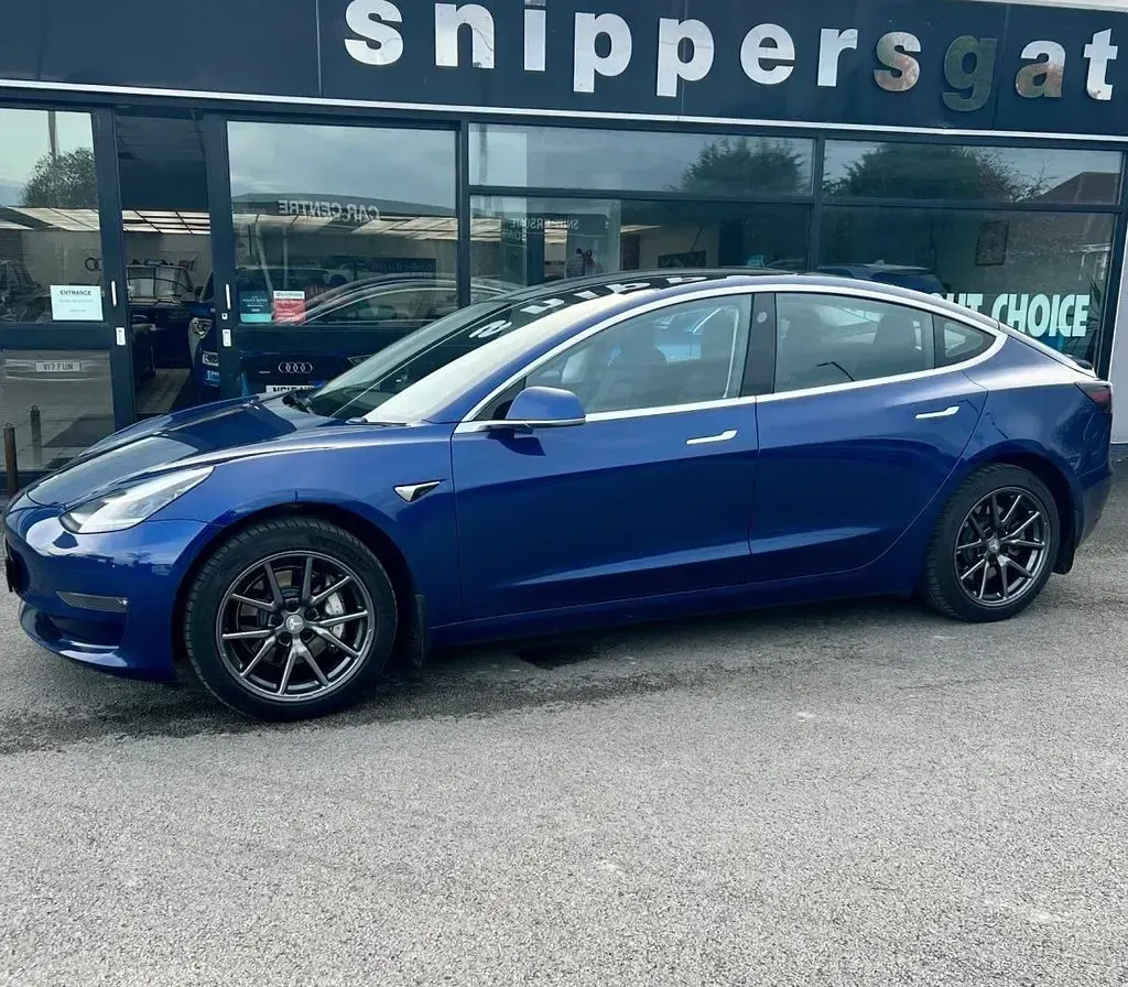 Used Tesla Model 3 Standard Range 239 kW (325 HP) 2019 Blue Sedan