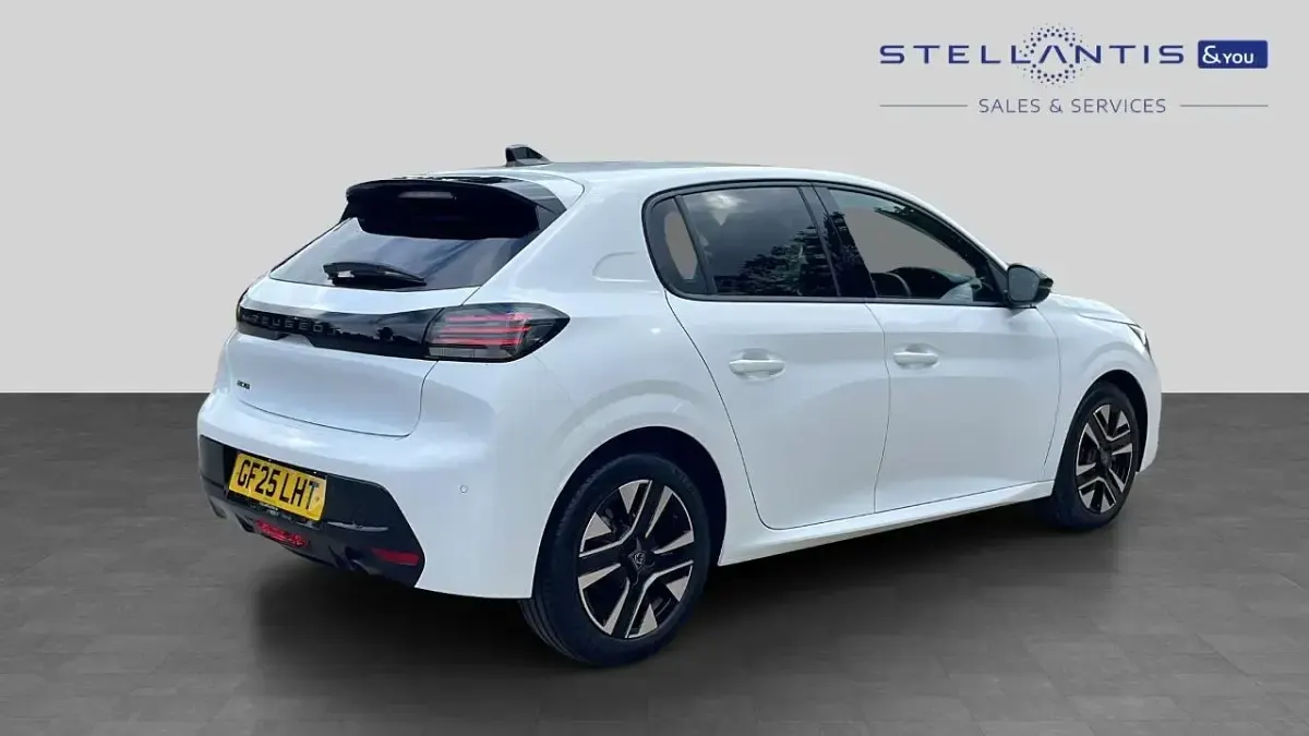 Used Peugeot 208 Allure 99 HP (72 kW) 2025 White Hatchback