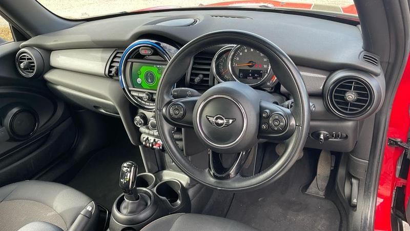Used Mini Cooper Hatch 134 HP (98 kW) 2018 Red Hatchback