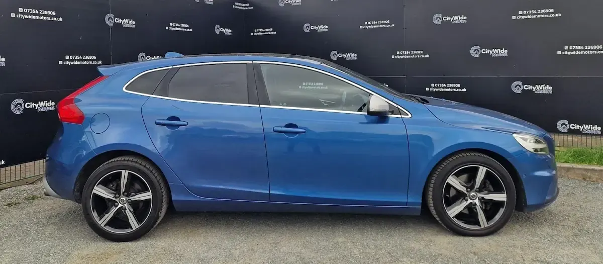 Used Volvo V40 R-Design 152 HP (111 kW) 2017 Blue Hatchback