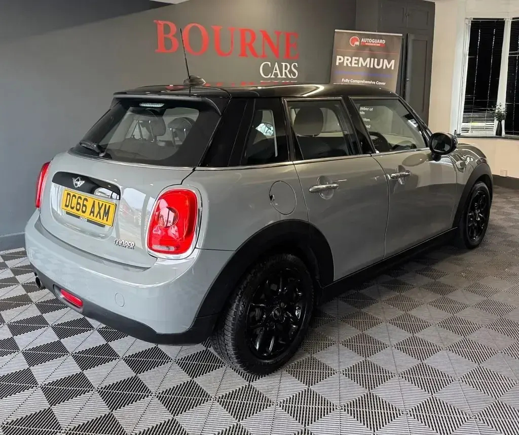 Usado Mini Cooper Hatch 136 CV (100 kW) 2016 Gris Utilitario