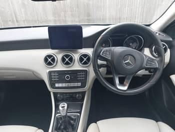 Używany Mercedes A180 Executive 109 KM (80 kW) 2017 Srebrny Hatchback