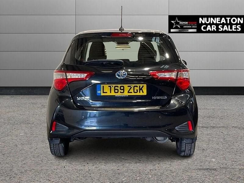 Second-hand Toyota Yaris Hybrid 100 CP (73 kW) 2019 Negru Hatchback