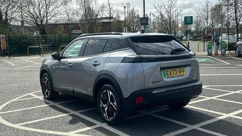 Begagnad Peugeot e-2008 Allure 113 kW (154 HK) 2024 Grå SUV