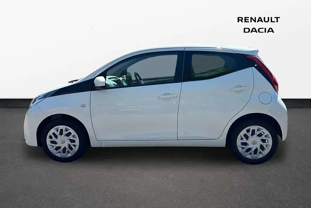 Used Toyota Aygo X-play 72 HP (52 kW) 2019 White Hatchback