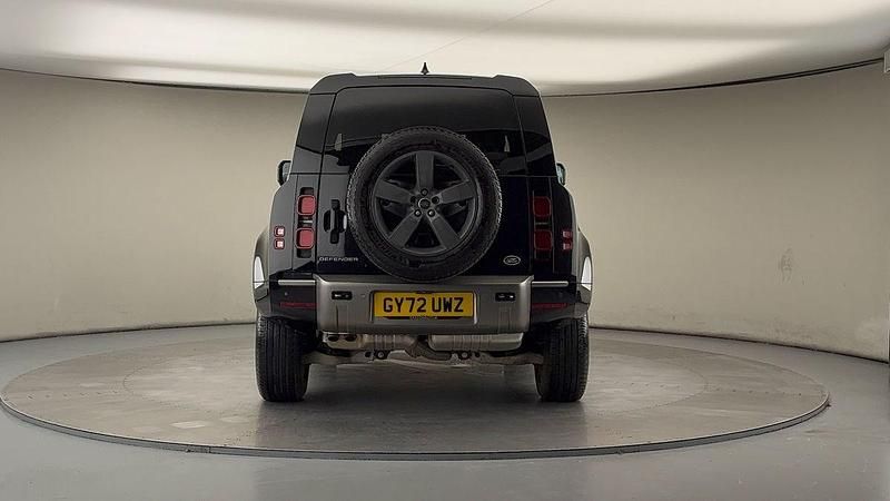 Used Land Rover Defender SE Dynamic 250 HP (183 kW) 2022 Black Estate
