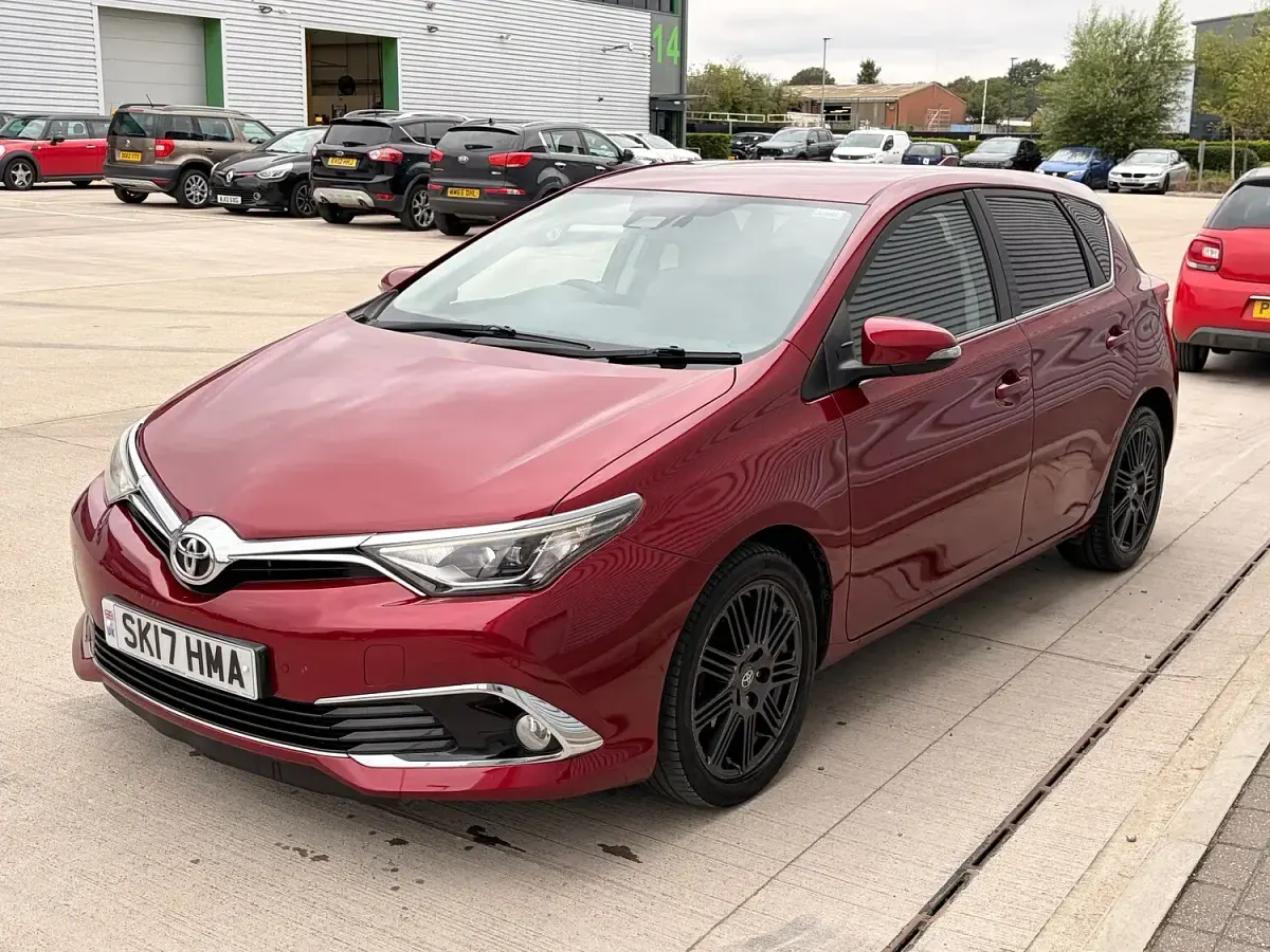 Used Toyota Auris 116 HP (85 kW) 2017 Red Hatchback