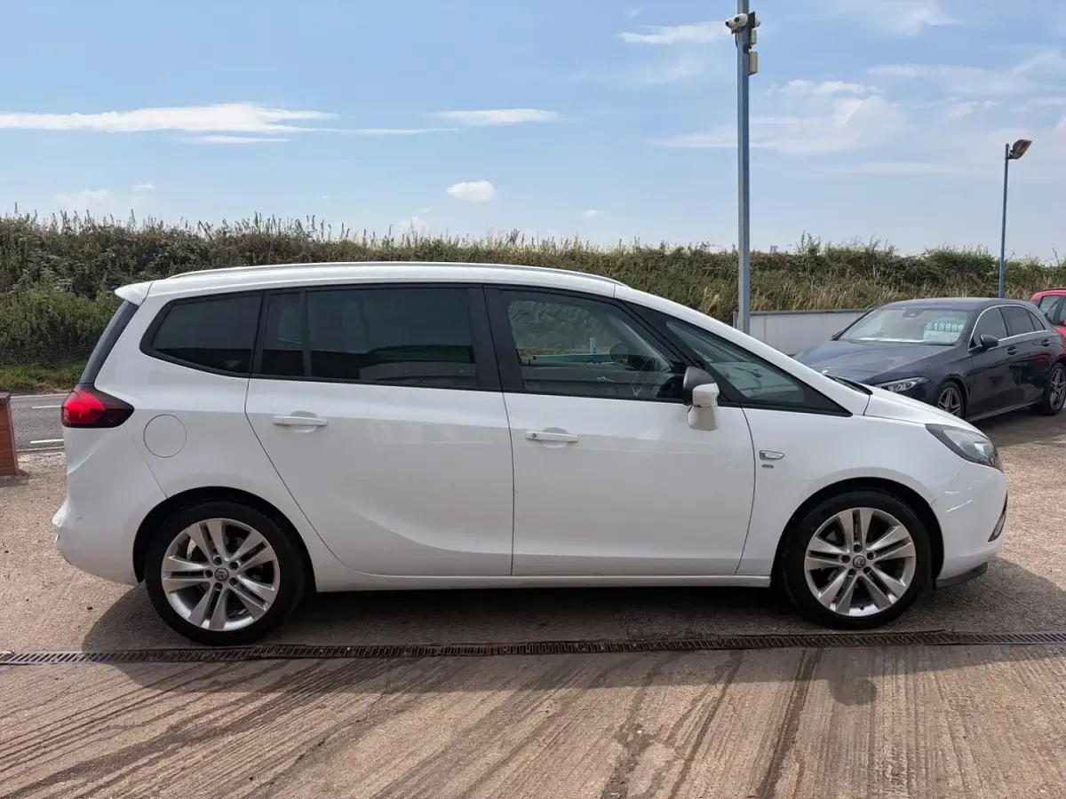 Used Vauxhall Zafira SRi 140 HP (102 kW) 2016 White MPV