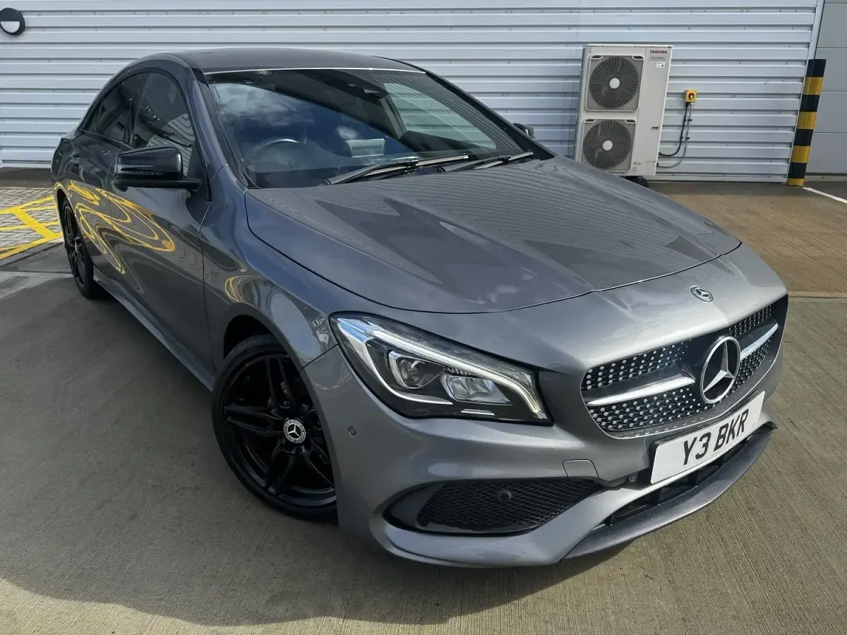 Usado Mercedes CLA200 AMG line 136 HP (100 kW) 2017 Cinzento Sedan
