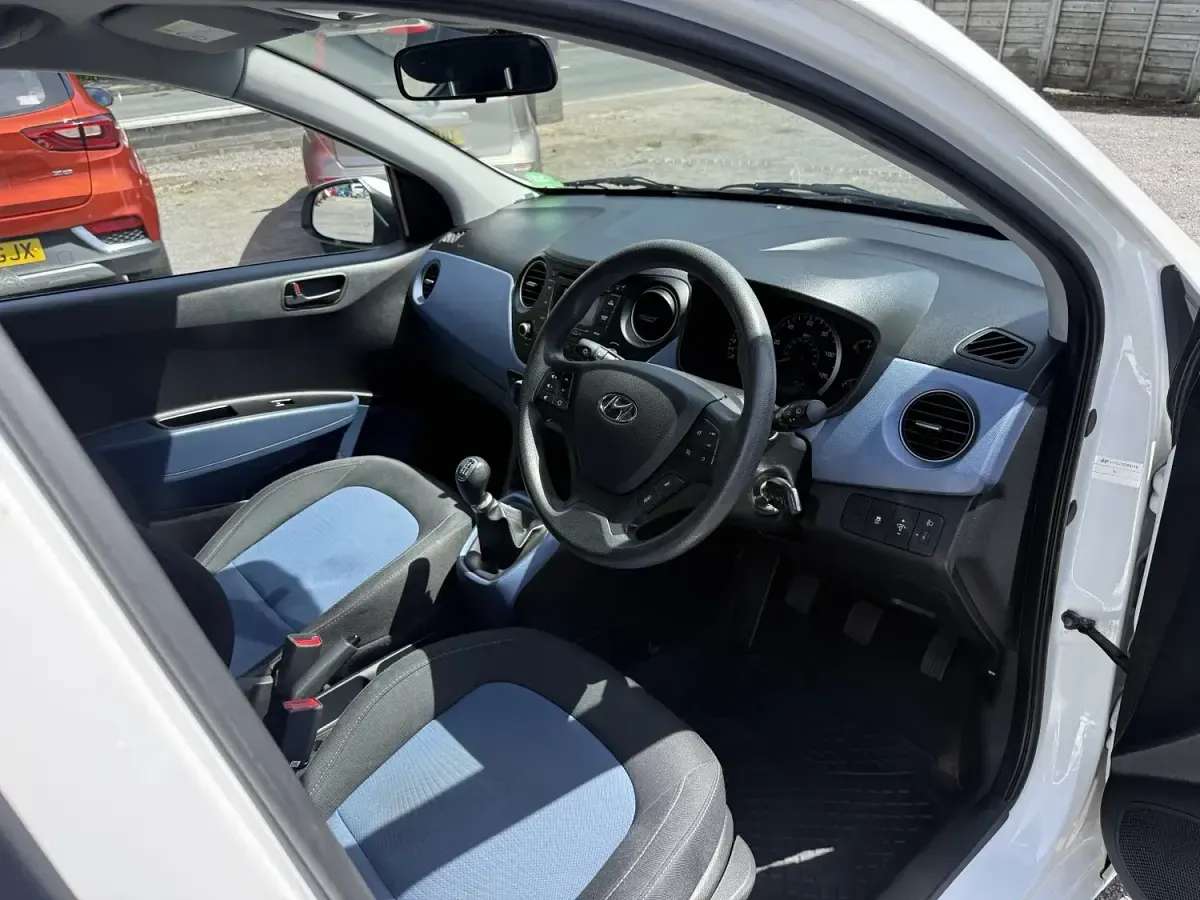 Used Hyundai i10 SE 83 HP (61 kW) 2014 White Hatchback