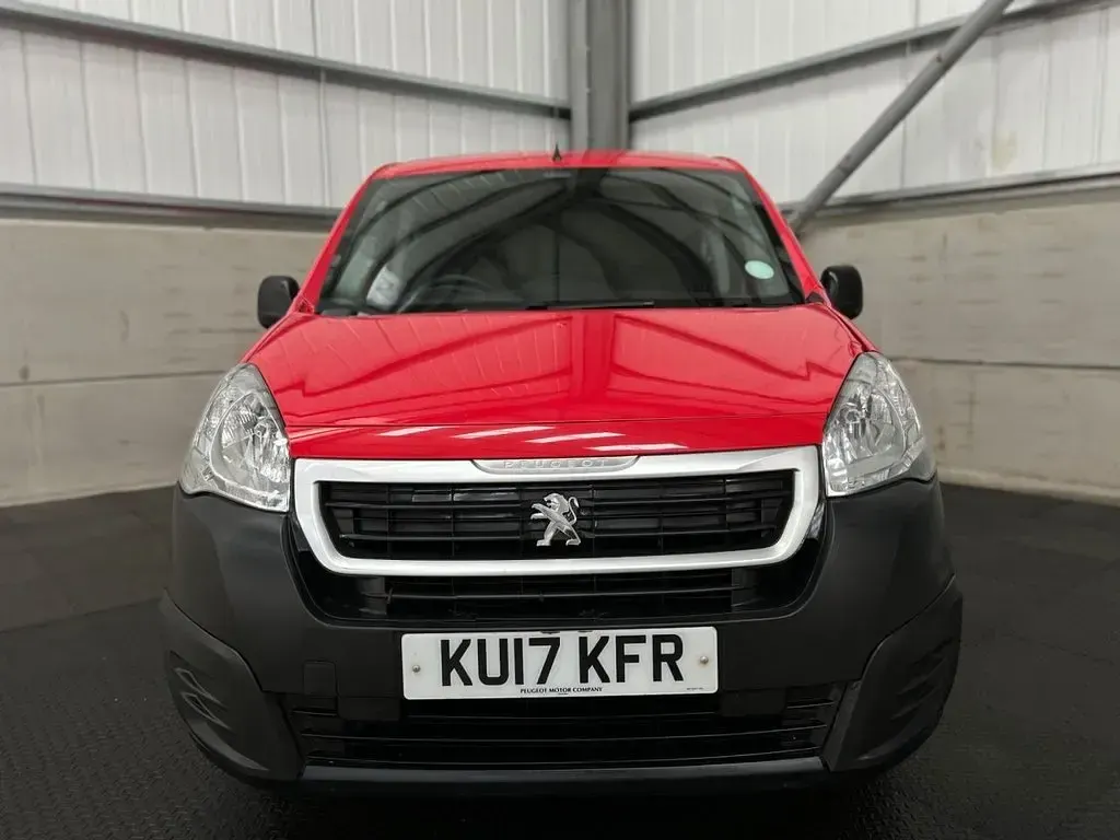 Used Peugeot Partner S 100 HP (73 kW) 2017 Red