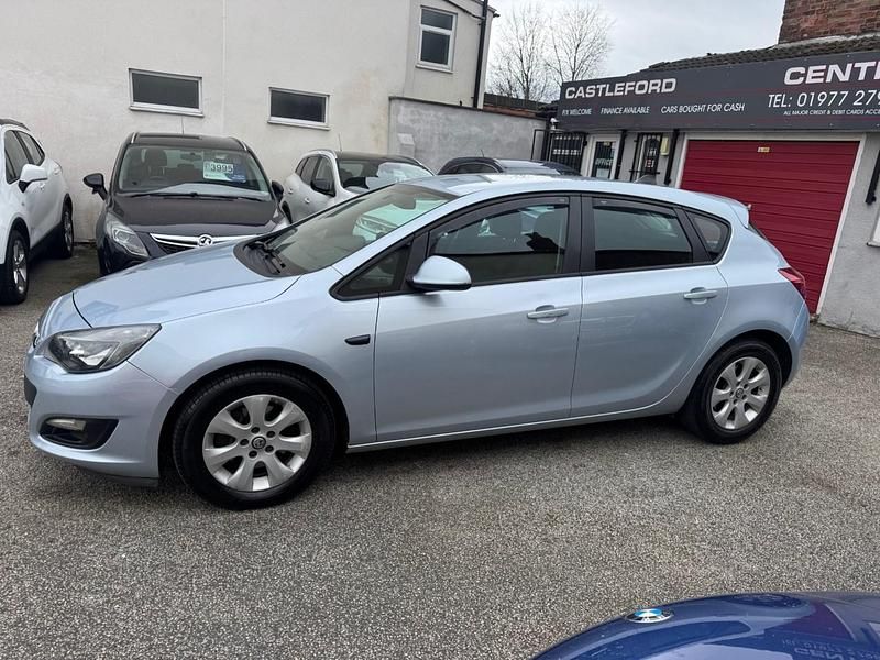 Used Vauxhall Astra Design Edition 130 HP (95 kW) 2014 Silver Hatchback
