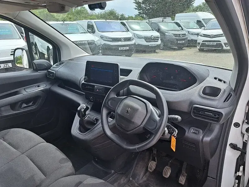 Begagnad Peugeot Partner 100 HK (73 kW) 2021 Vit Minibuss