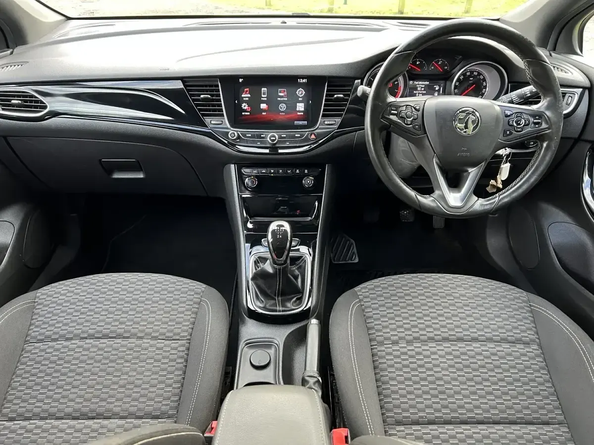 Used Vauxhall Astra SRi 105 HP (77 kW) 2017 White Hatchback