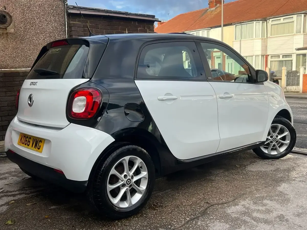 Used Smart ForFour Passion 71 HP (52 kW) 2017 White Hatchback