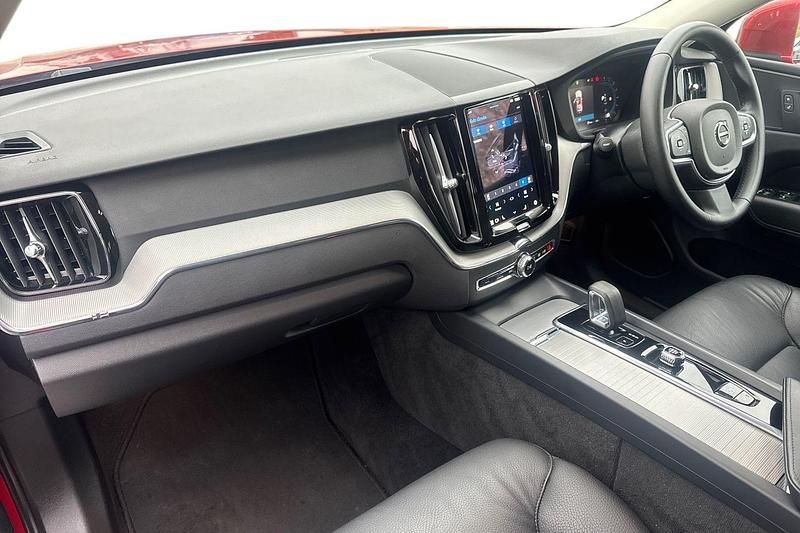 Used Volvo XC60 Core 250 HP (183 kW) 2024 Red SUV