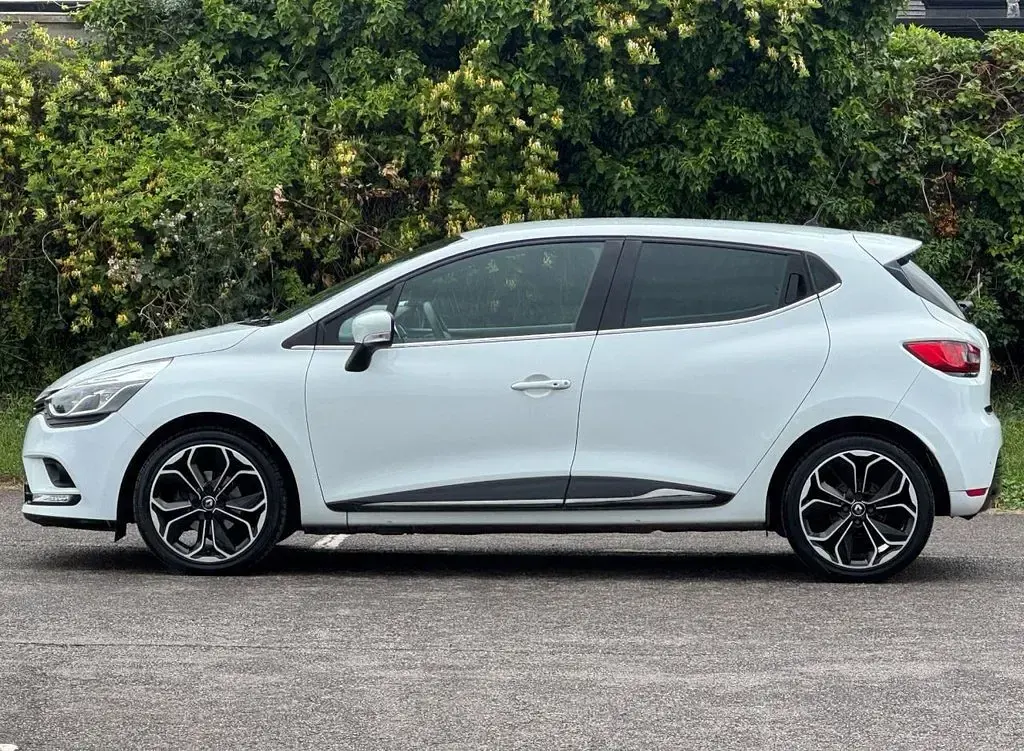Used Renault Clio Iconic 90 HP (66 kW) 2019 White Hatchback