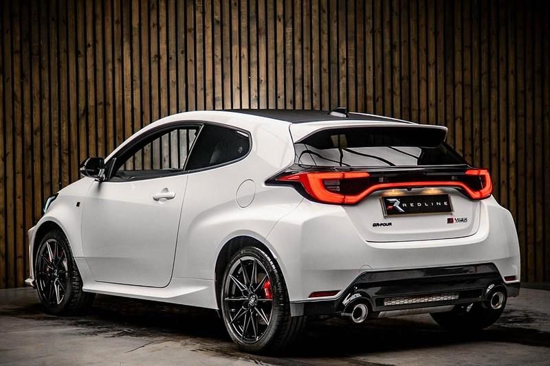 Used Toyota Yaris 280 HP (205 kW) 2024 White Hatchback