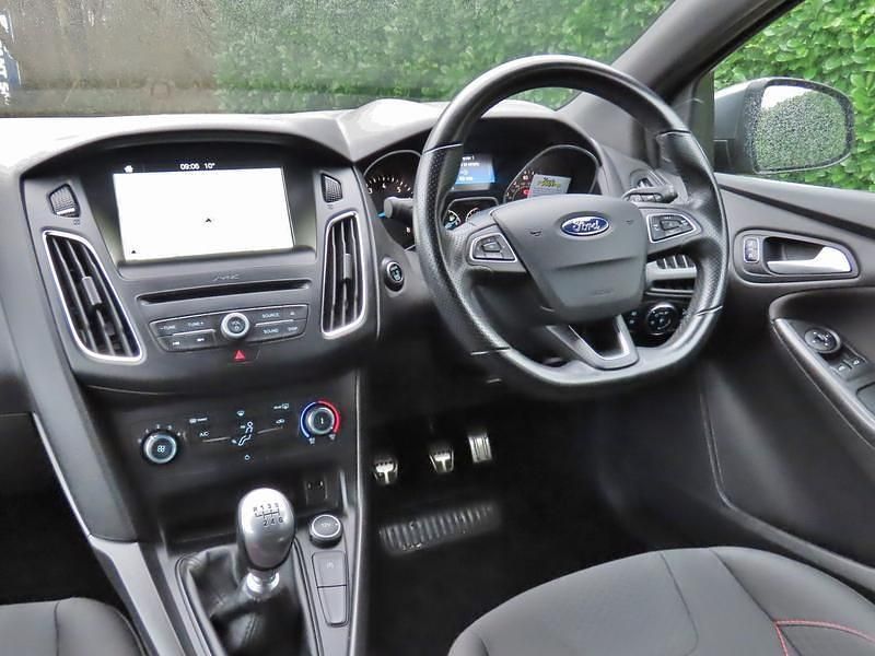 Used Ford Focus ST-Line 140 HP (102 kW) 2018 Grey Hatchback