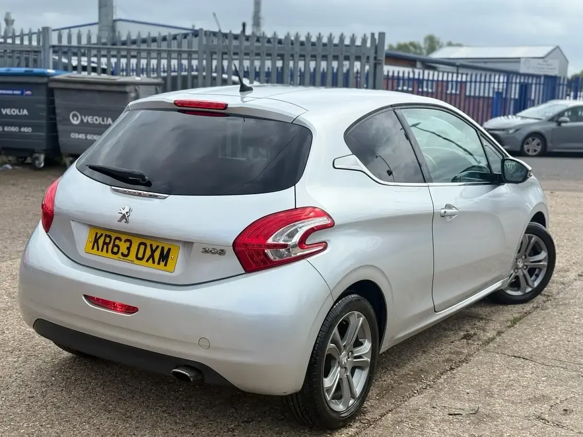 Used Peugeot 208 Allure 82 HP (60 kW) 2014 Silver Hatchback