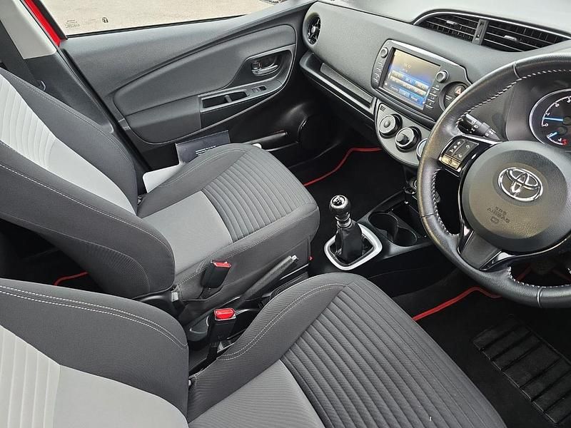 Used Toyota Yaris Design 109 HP (80 kW) 2017 Red