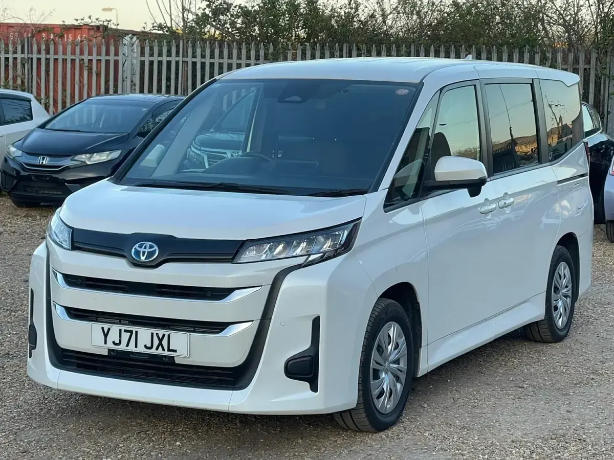 Begagnad Toyota Noah 2026 Vit Minibuss