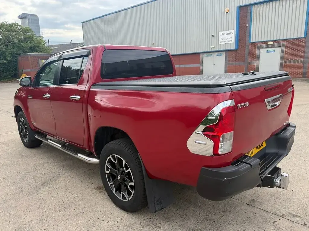Used Toyota HiLux 150 HP (110 kW) 2017 Red Pickup