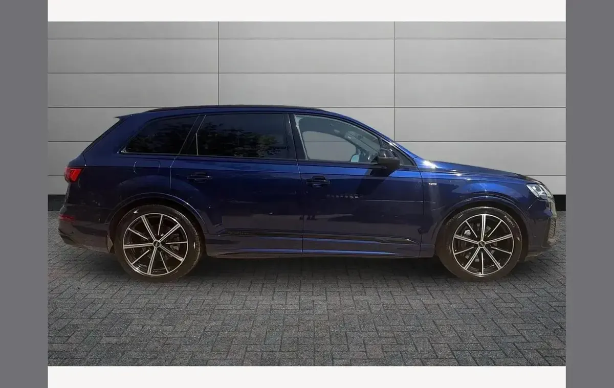 Used Audi Q7 Black Edition 286 HP (210 kW) 2022 Navarra blue SUV