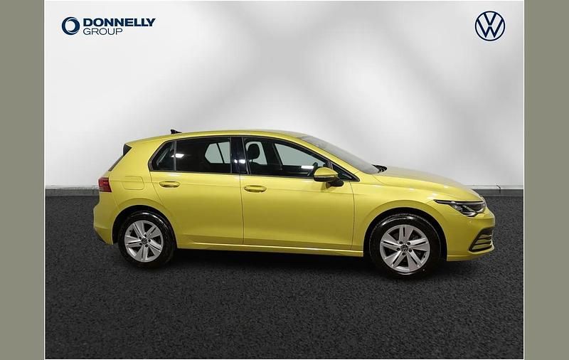 Second-hand VW Golf VIII Life 147 CP (108 kW) 2020 Galben Hatchback