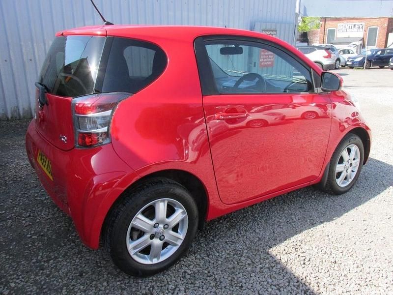 Used Toyota iQ 68 HP (50 kW) 2009 Red Hatchback