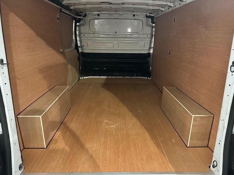 Used Vauxhall Vivaro 115 HP (84 kW) 2015 White MPV