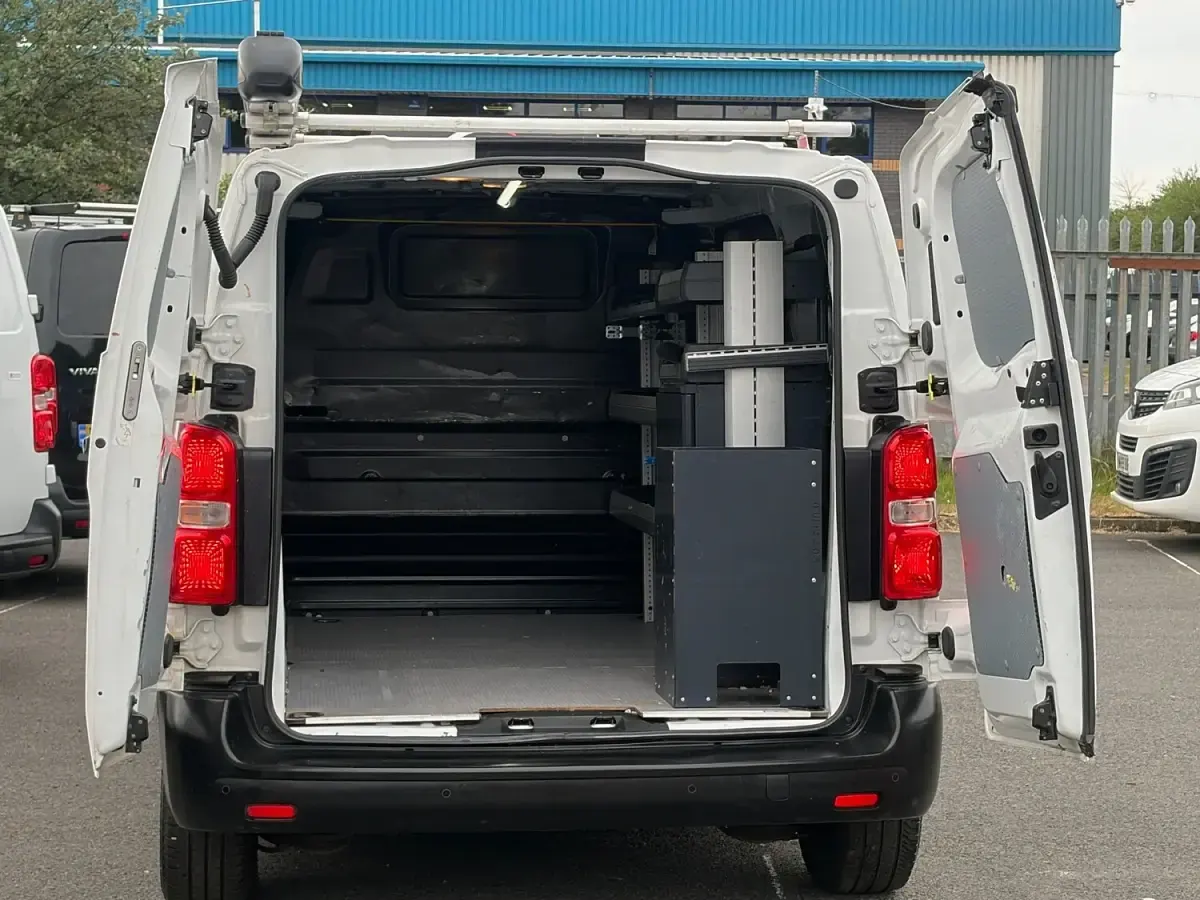 Used Vauxhall Vivaro 100 HP (73 kW) 2022 White MPV