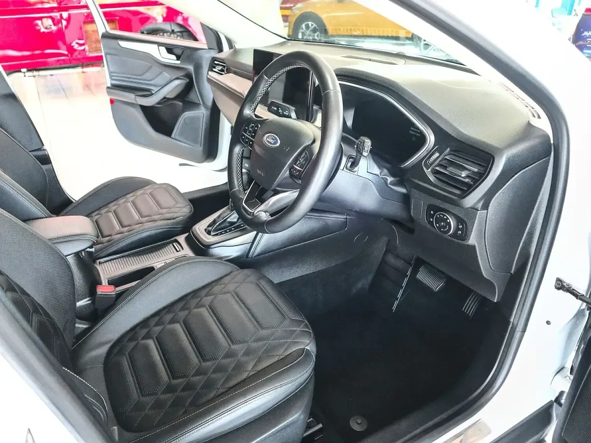 Used Ford Focus Titanium 125 HP (91 kW) 2023 White Hatchback