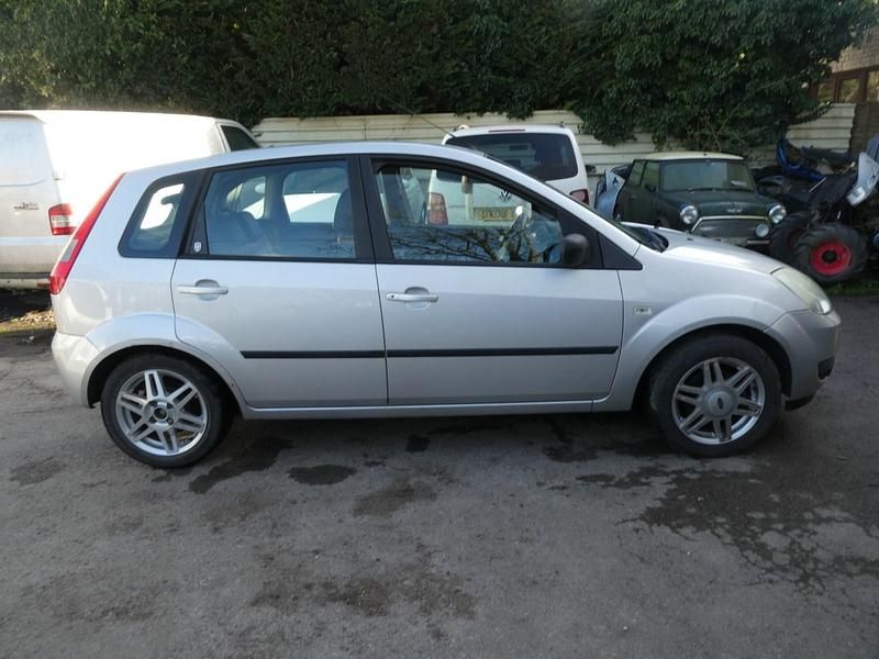Used Ford Fiesta Ghia 90 HP (66 kW) 2006 Silver Hatchback