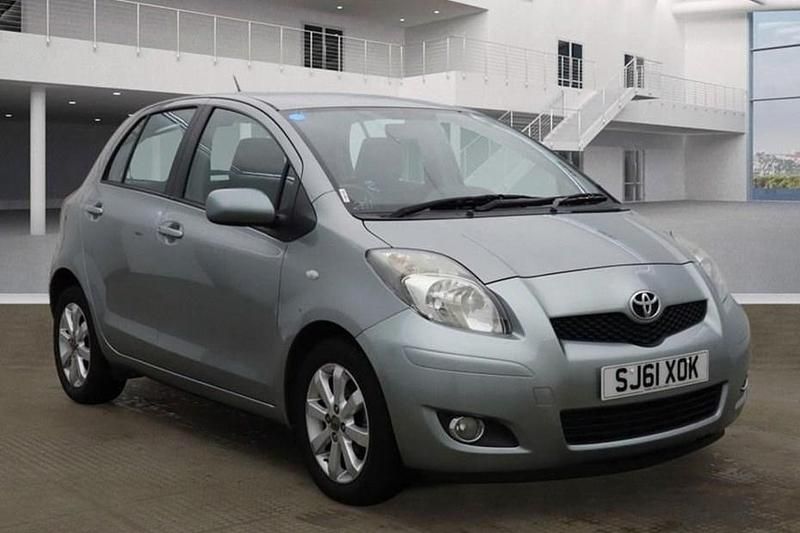 Used Toyota Yaris 101 HP (74 kW) 2011 Silver Hatchback