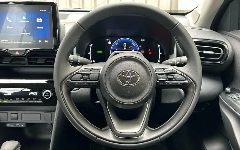 New Toyota Yaris Cross 116 HP (85 kW) 2026 Red SUV