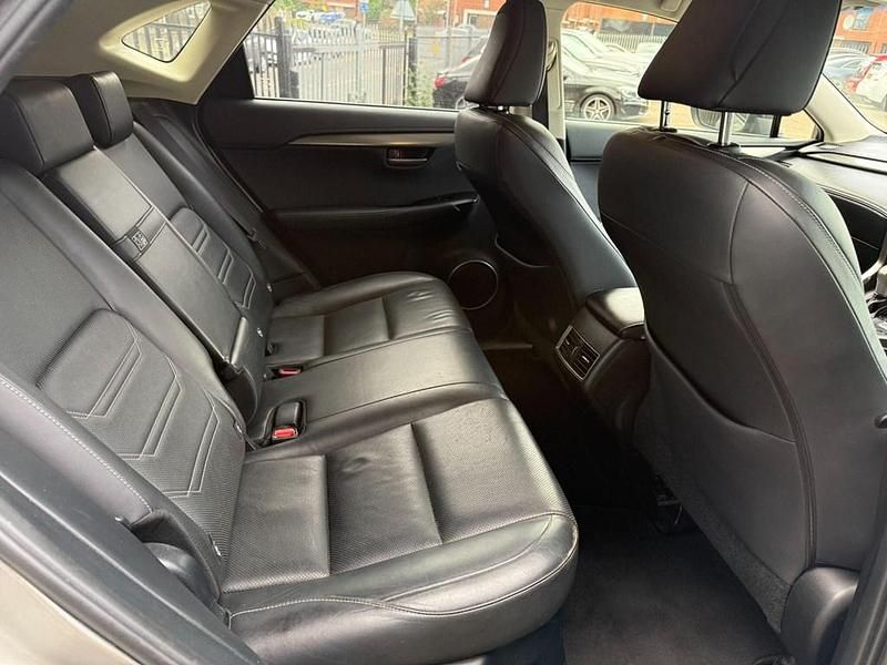 Usado Lexus NX300h Luxury Line 197 CV (144 kW) 2014 Plateado SUV