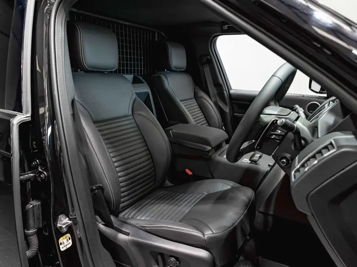 Used Land Rover Discovery SE 2025 Black SUV