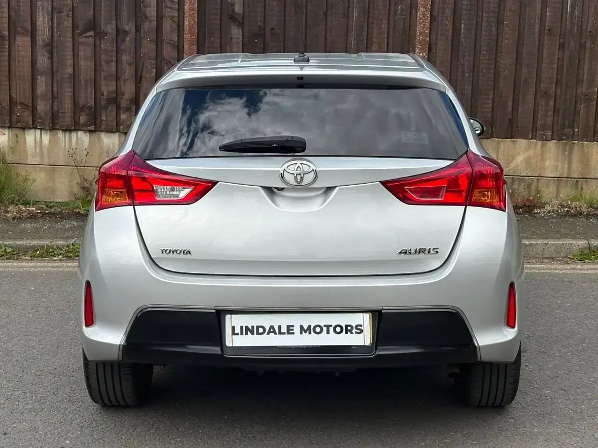 Used Toyota Auris Plus 90 HP (66 kW) 2014 Silver Hatchback