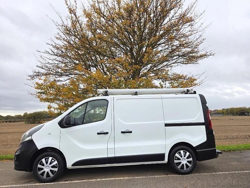 Used Vauxhall Vivaro 95 HP (69 kW) 2018 White MPV