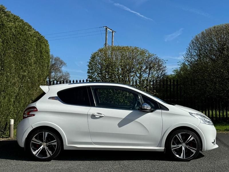 Used Peugeot 208 GTi 200 HP (147 kW) 2014 White Hatchback
