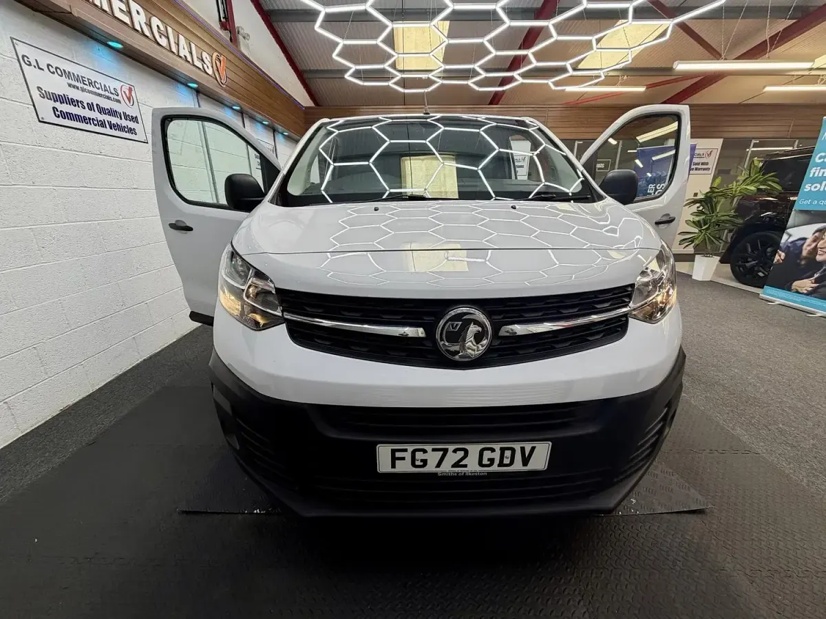 Used Vauxhall Vivaro S 100 HP (73 kW) 2022 White MPV