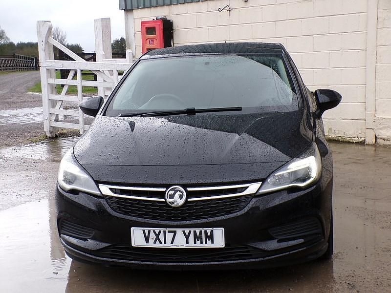 Second-hand Vauxhall Astra 110 CP (80 kW) 2017 Negru Hatchback