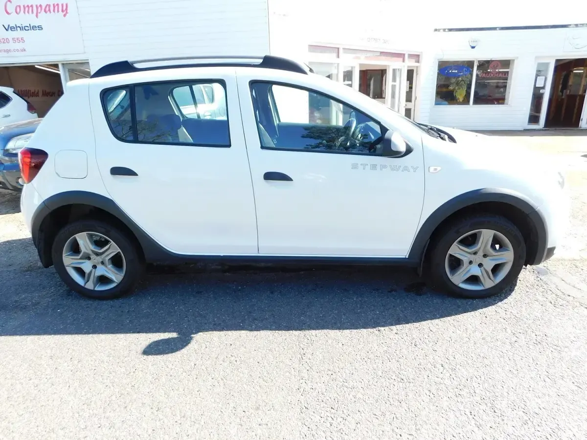 Used Dacia Sandero Comfort 90 HP (66 kW) 2018 White Hatchback