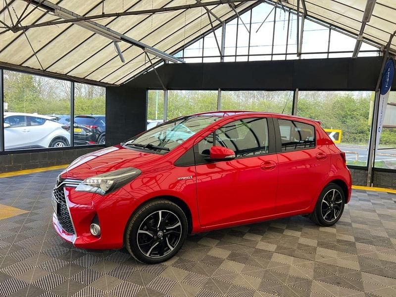 Used Toyota Yaris Hybrid Design 2016 Red Hatchback