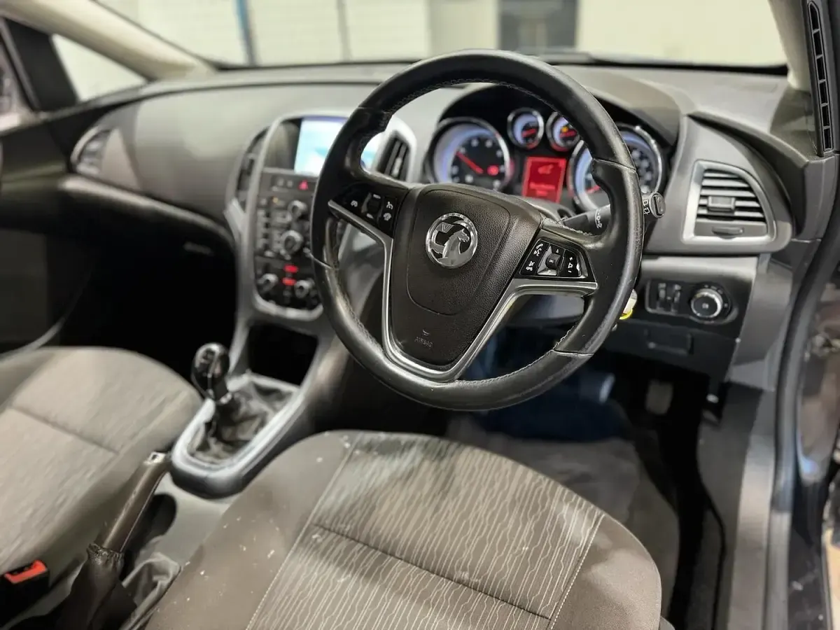 Used Vauxhall Astra 95 HP (69 kW) 2013 Black Estate