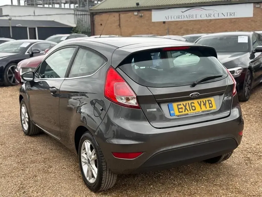 Käytetty Ford Fiesta Zetec 2016 Harmaa Viistoperä