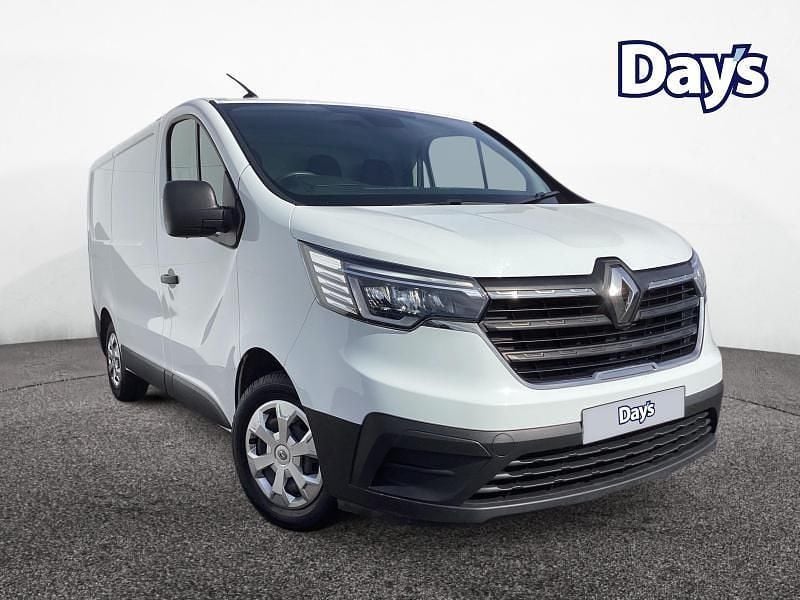 White Used 2022 Renault Trafic Business MPV | £13,990 (Good price) - Image 1/4
